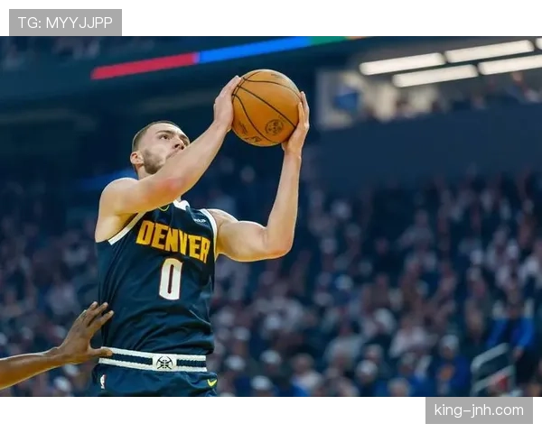 拉塞尔篮下防守压制内线对手，季后赛篮板抢断大幅提升