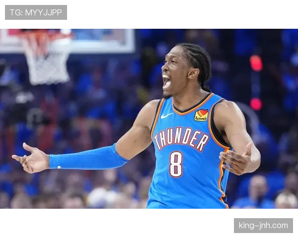 杰伦·威廉姆斯无球跑动制造错位，拉开雷霆进攻空间